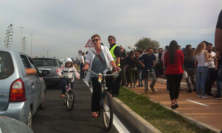 Ciclabile folla e bici contromano2 ok