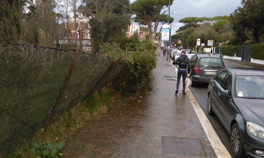 Viale Castellammare, cede recinzione