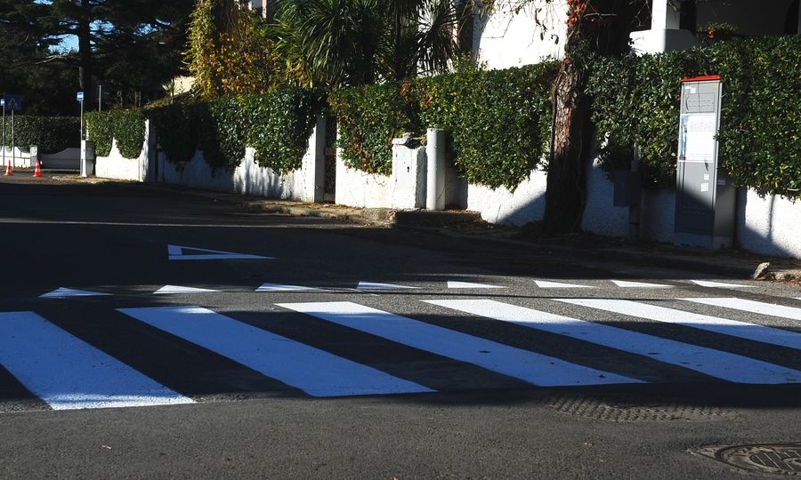 Segnaletica orizzontale su viale Castellammare