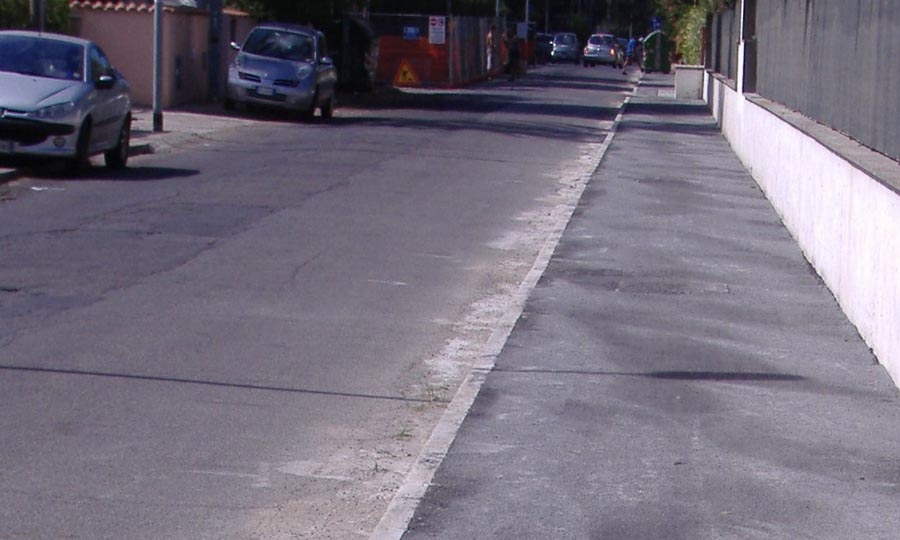 Viale Nettuno, multe per auto su marciapiedi