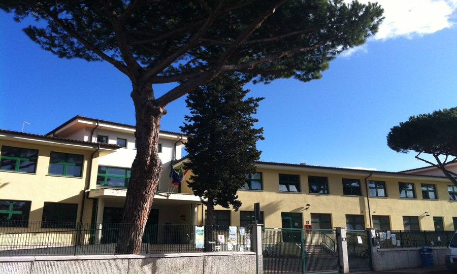 Pigna in testa ad una mamma nel giardino della scuola