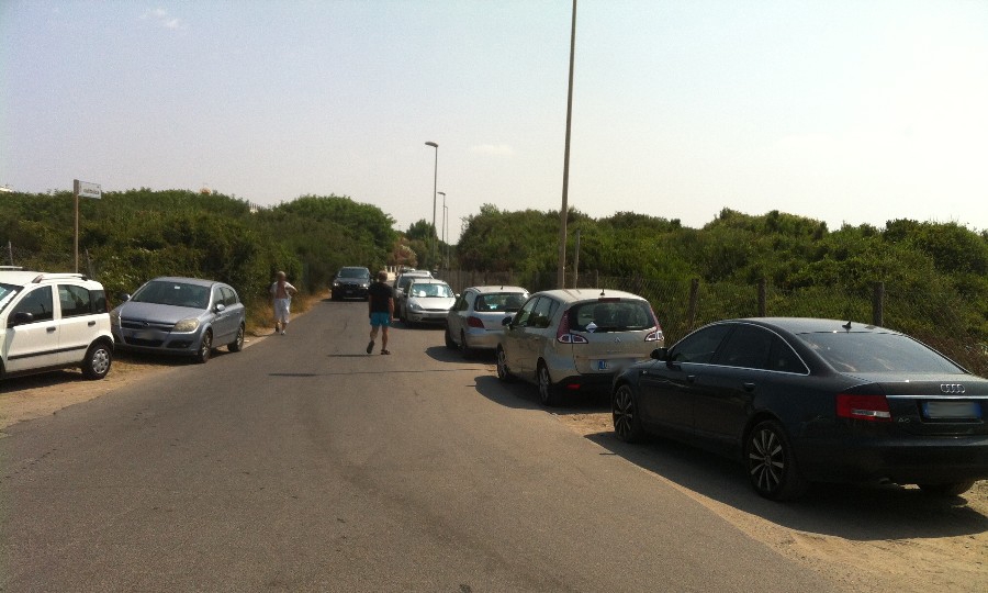 Lungomare caos parcheggi, multe in via Cattolica