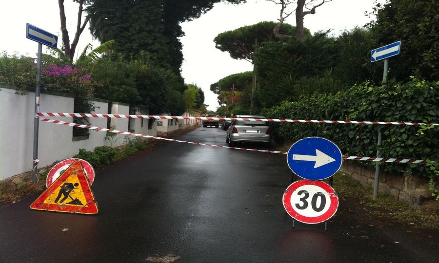 Operai al lavoro, chiuso tratto di via Cattolica