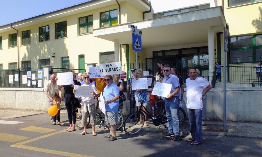 Buche stradali, ieri la protesta
