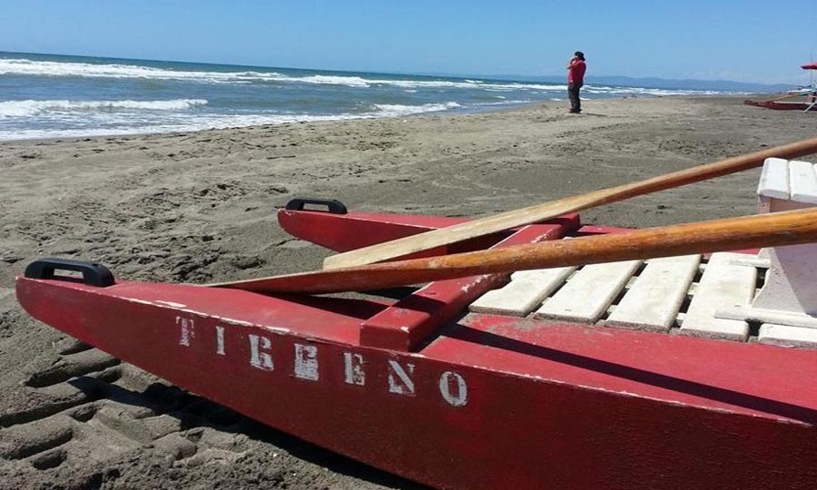 Si buttano in tre e salvano in mare una ragazza