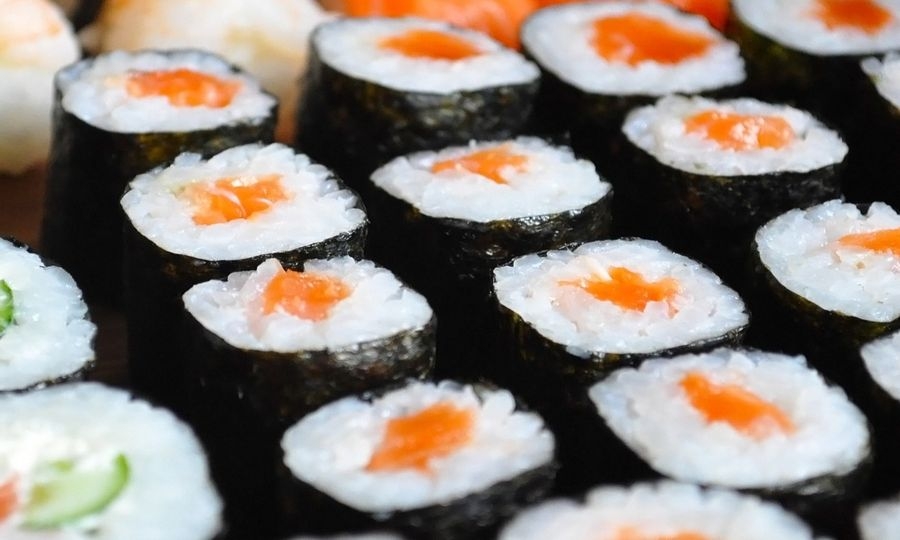 Mangiano sushi, intossicati