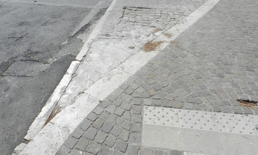 Marciapiedi in porfido o in cemento?