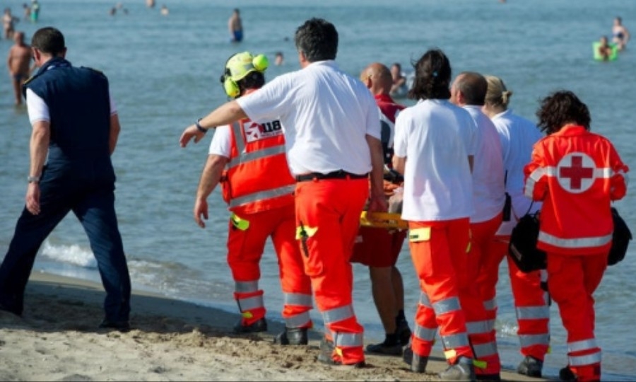 Malore in spiaggia, muore donna di 71 anni