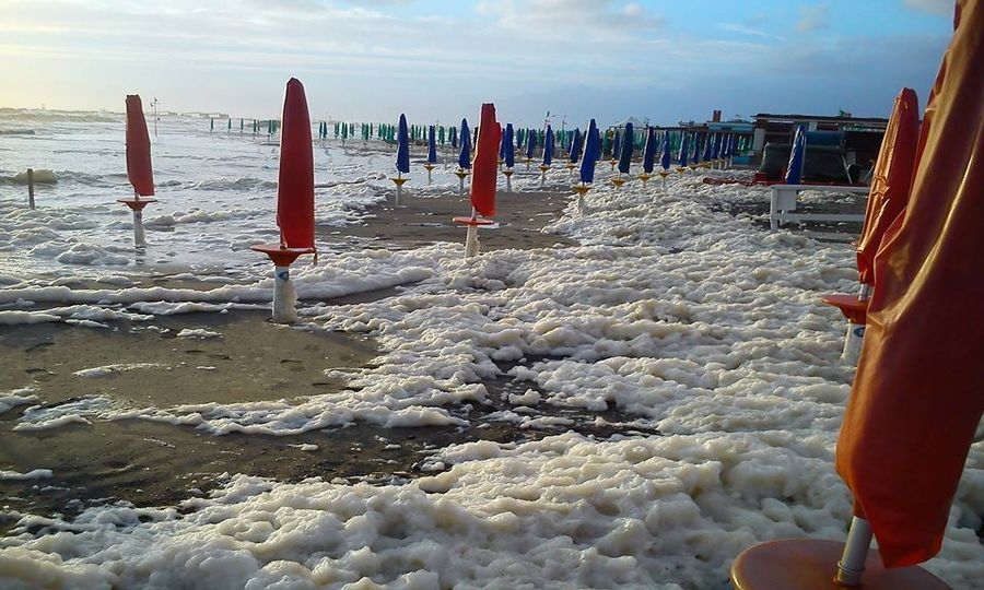 La spiaggia invasa di schiuma