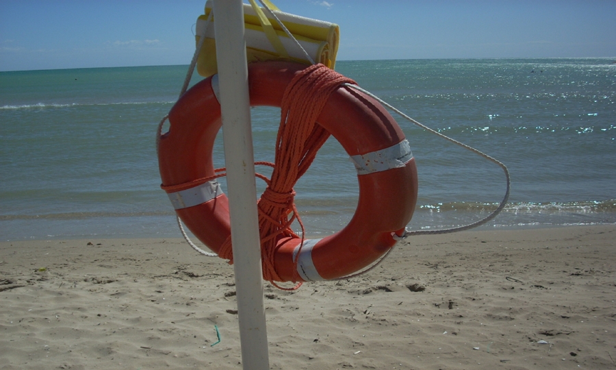 Morto per un sospetto malore romeno sulla spiaggia