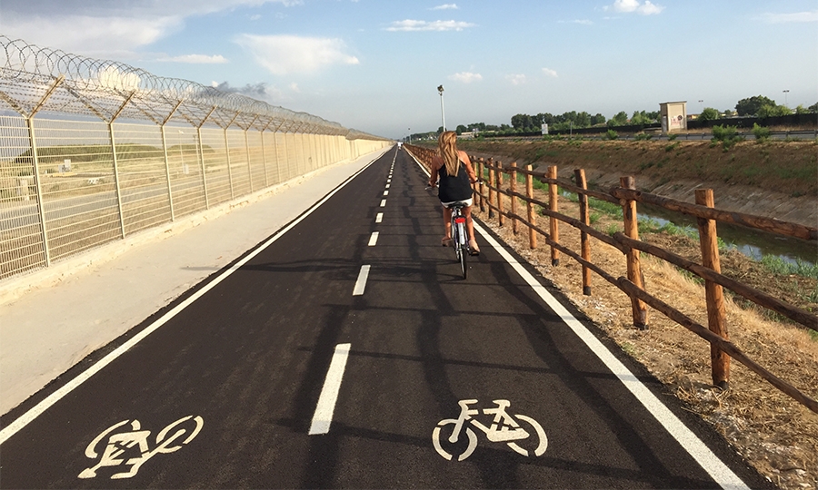 Cala il buio sulla ciclabile Focene-Fiumicino