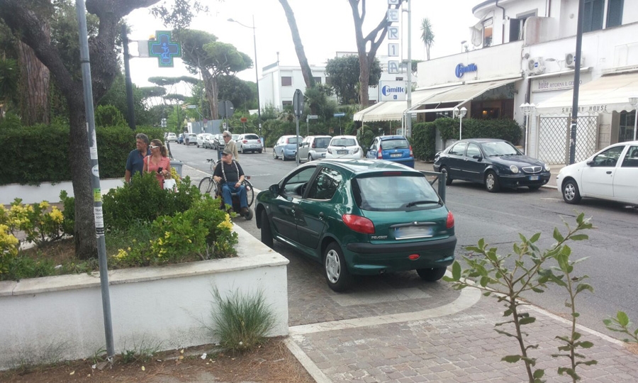 Auto su marciapiede, disabile bloccato
