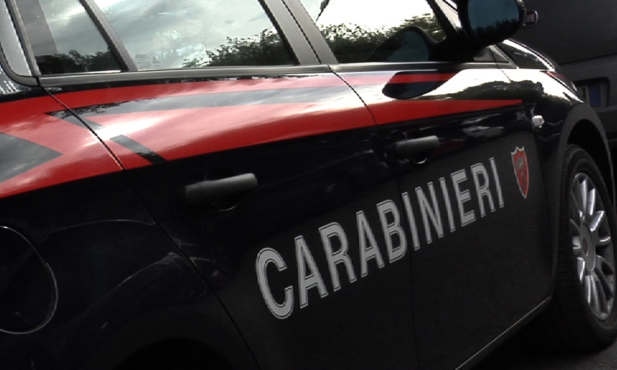 Evade dai domiciliari e minaccia passanti