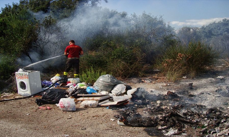 In fiamme macchia e rifiuti