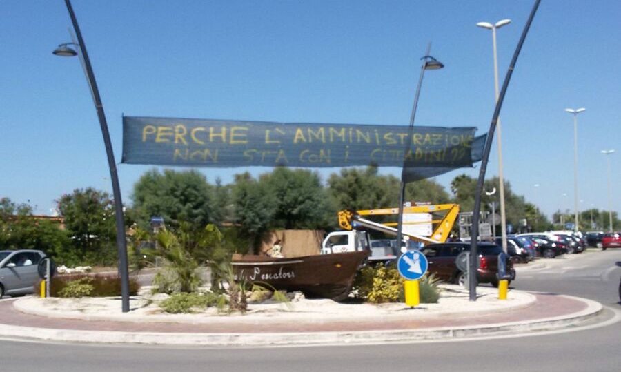 Villaggio, altri striscioni di protesta