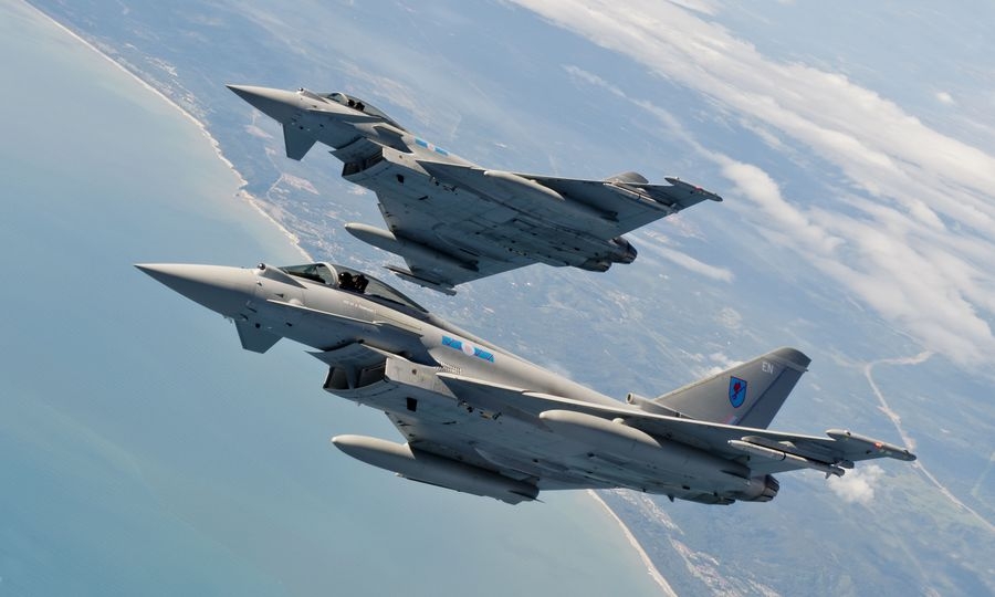 Allarme bomba, caccia in volo