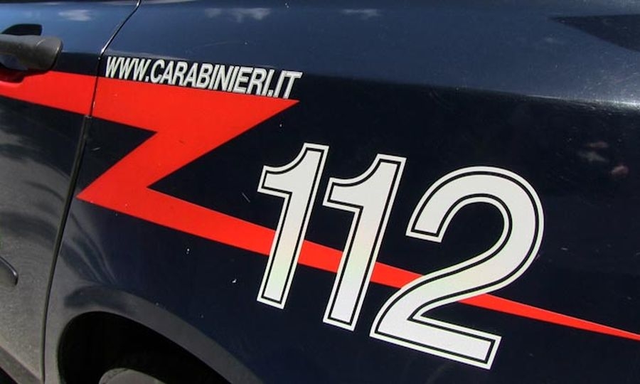 Getta sacchetto in strada, denunciato
