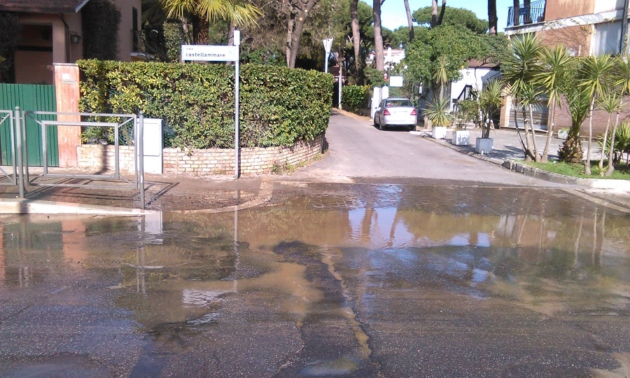 Perdita idrica su viale Castellammare