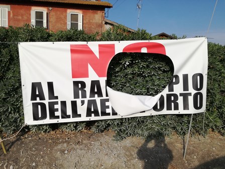 No al raddoppio striscione buco k