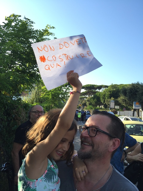 Piazza protesta non costruite qua k