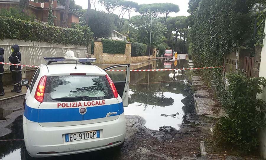 Via Portovenere, si apre una voragine