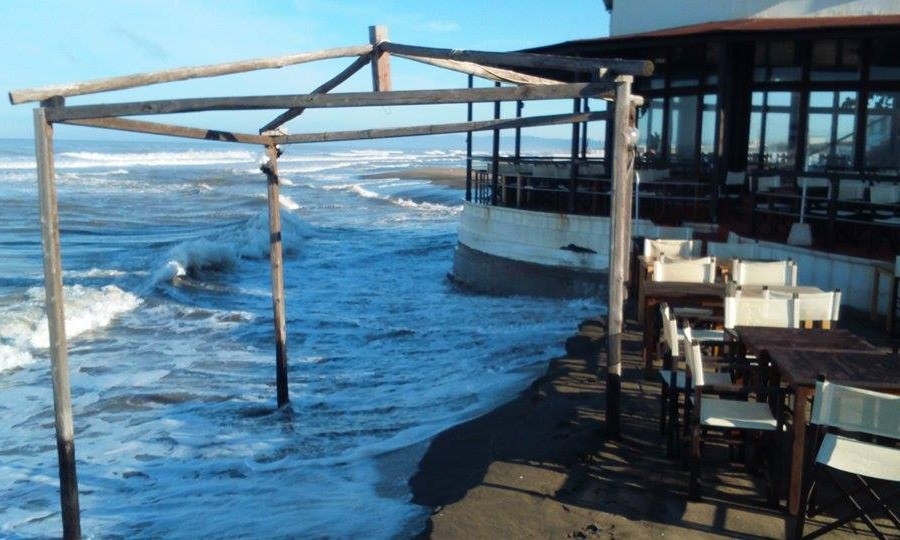 “La Nave” in balìa delle onde rischia di affondare