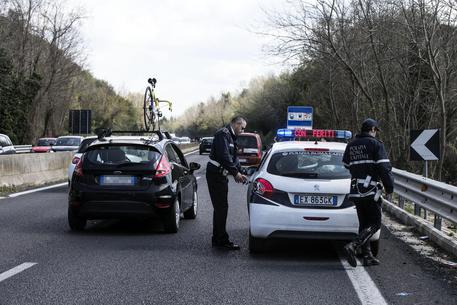 La polizia municipale in via Aurelia sul luogo dove sono stati investiti alcuni ciclisti. Roma 26 marzo 2016. ANSA/ANGELO CARCONI