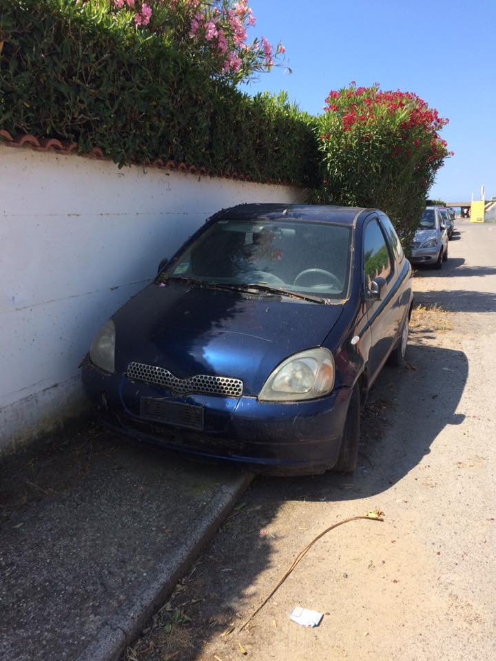 auto abbandonata via l'Ardenza