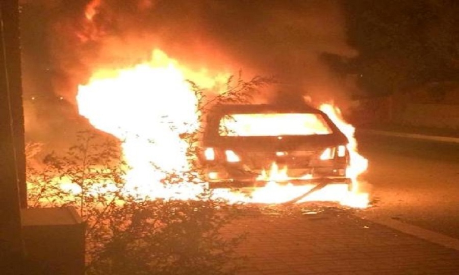 Focene, a fuoco una macchina