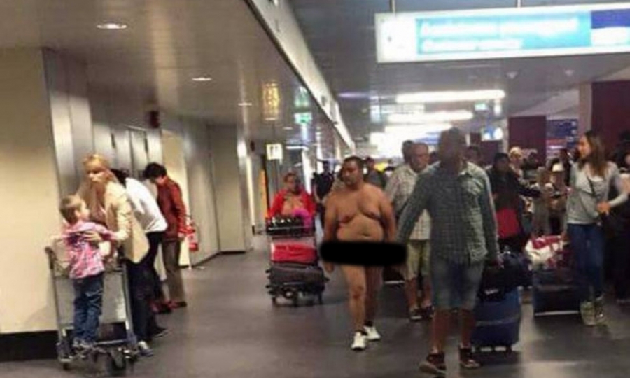 Uomo nudo all’aeroporto, la foto è virale sul web
