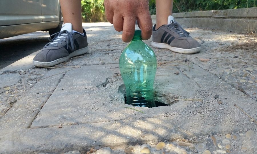 Via Bonaria, una voragine sul marciapiede
