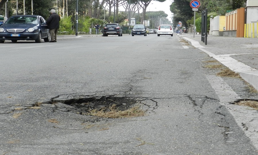 Viale Castellammare, un'altra buca pericolosa