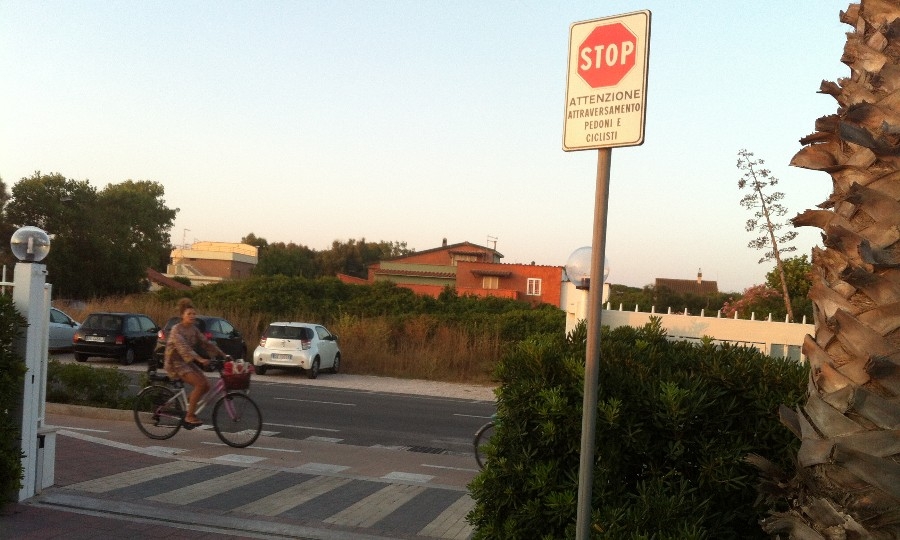 Ciclisti bersagli delle auto in uscita dai parcheggi