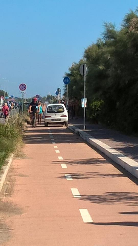 macchina su ciclabile