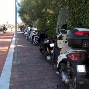 motorini su marciapiede