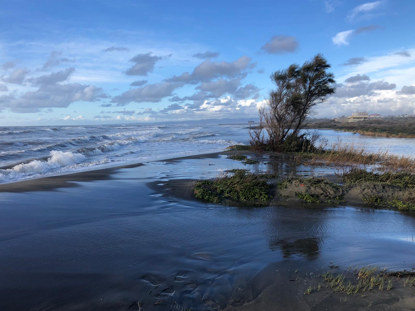 La minaccia del mare sul collettore fognario FoceneFregene