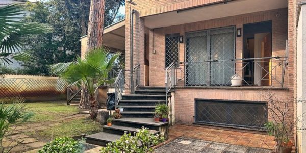 Fregene – vendita villa bifamiliare sulla via principale