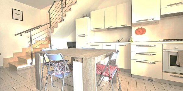 Fregene – vendita appartamento bilivelli a pochi passi dal mare